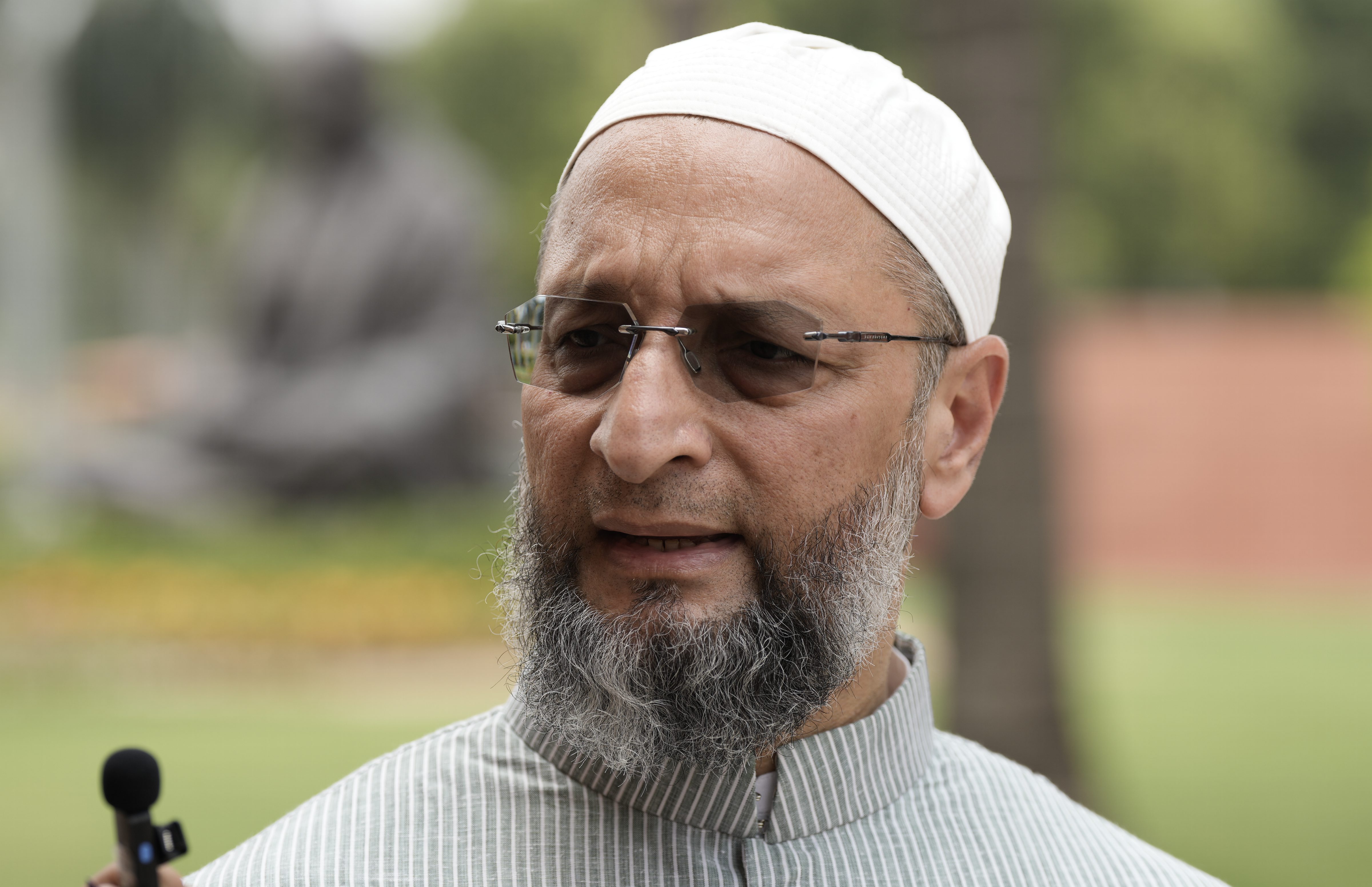 https://salarnews.in/public/uploads/images/newsimages/maannewsimage16032024_145411_Asaduddin Owaisi.jpg